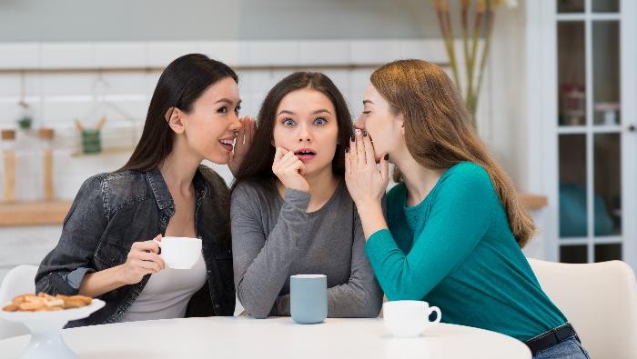 5 Signs Someone Loves to Gossip That You Should Be Aware Of